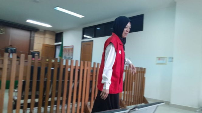 Paspamres gadungan LA (43) saat di PN Serang, Banten