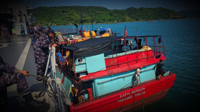 VIVA Militer: KRI Oswald Siahaan tangkap kapal ikan pembawa narkoba