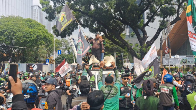 Massa ojol padati Medan Merdeka Selatan, lalu lintas diputar balikkan