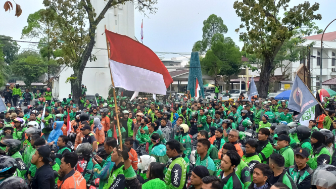 Ribuan driver Ojol gelar unjuk rasa di Kantor Gubernur Sumut, Kota Medan.(B.S.Putra/VIVA)