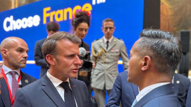 Ketua Umum Kadin Indonesia Anindya Bakrie dan Presiden Prancis Emmanuel Macron.