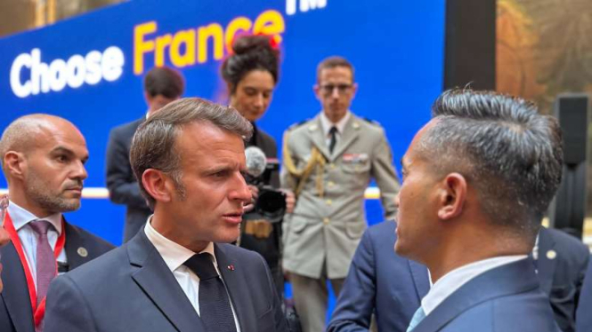 Ketua Umum Kadin Indonesia Anindya Bakrie dan Presiden Prancis Emmanuel Macron.