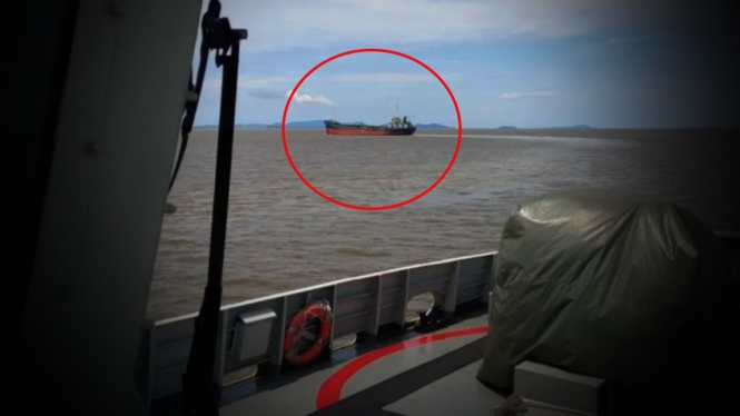 VIVA Militer: KRI Parang usir kapal asing