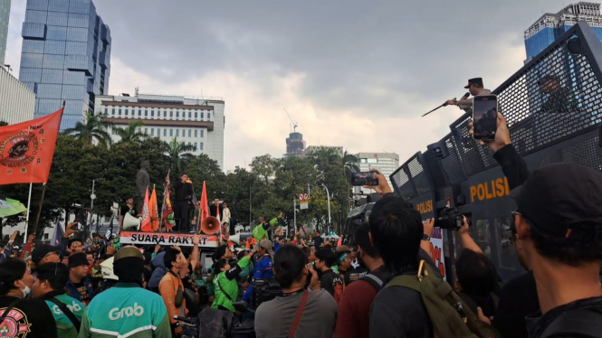 Cekcok Massa dan polisi sempat terjadi karena ada aksi bakar ban