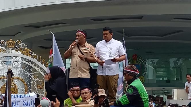 Gubernur Sumut, Bobby Nasution saat temui ribuan driver Ojol gelar unjuk rasa di Kantor Gubernur Sumut, Kota Medan.(B.S.Putra/VIVA)