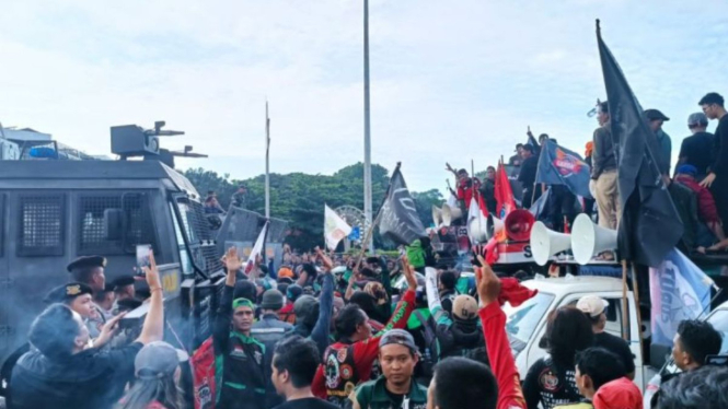 Aksi Demonstrasi Pengemudi Ojol di Patung Kuda