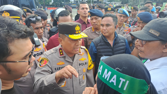 Kapolda Metro Jaya Irjen Pol Karyoto saat temui massa aksi demo 