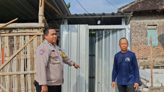 Polisi menunjukkan lokasi kamar mandi melahirkan LA di Lapangan Mojodoyong