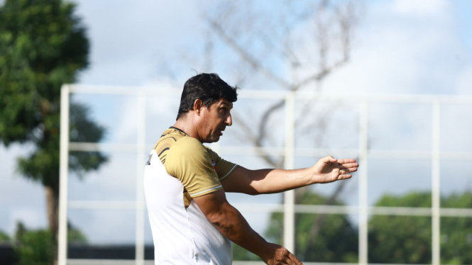 Alfredo Vera Saat Memimpin Latihan Madura United (Sumber: Media Officer Madura United)