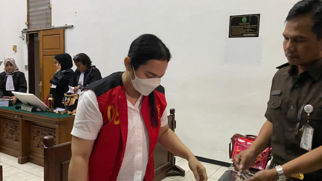 Terdakwa kasus penjagaan situs judol di lingkungan Kominfo RI, Darmawati saat menjalani sidang pemeriksaan saksi di Pengadilan Negeri Jakarta Selatan