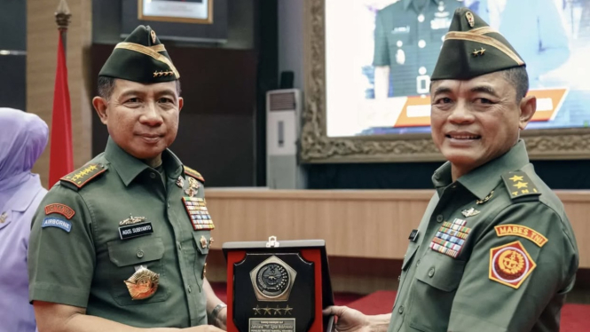 Letjen Djaka Budi Utama bersama Panglima TNI Jenderal Agus Subiyanto