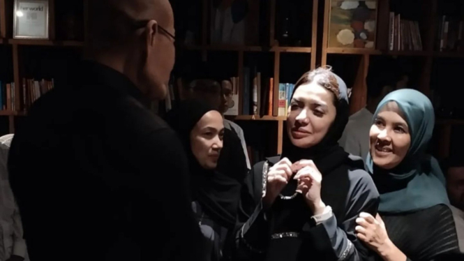 Deddy Corbuzier melayat ke rumah duka almarhum suami Najwa Shihab