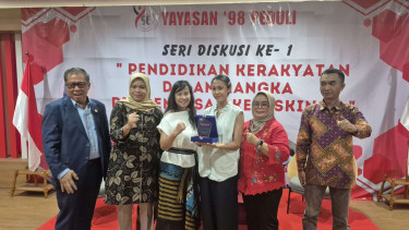 Penghargaan kepada 2 Tokoh Dokumenter Tragedi Mei 1998
