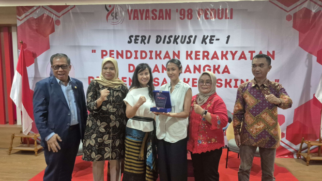 Penghargaan kepada 2 Tokoh Dokumenter Tragedi Mei 1998