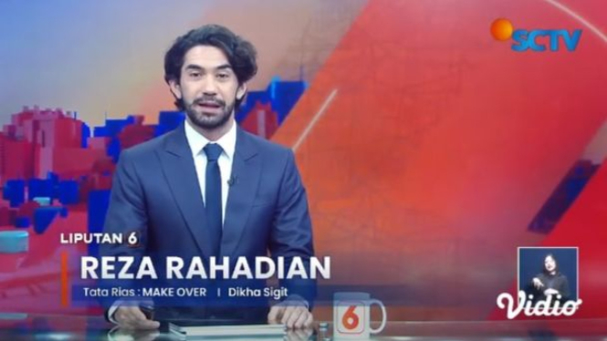 Reza Rahadian tampil sebagai news anchor program berita Liputan 6 siang SCTV.