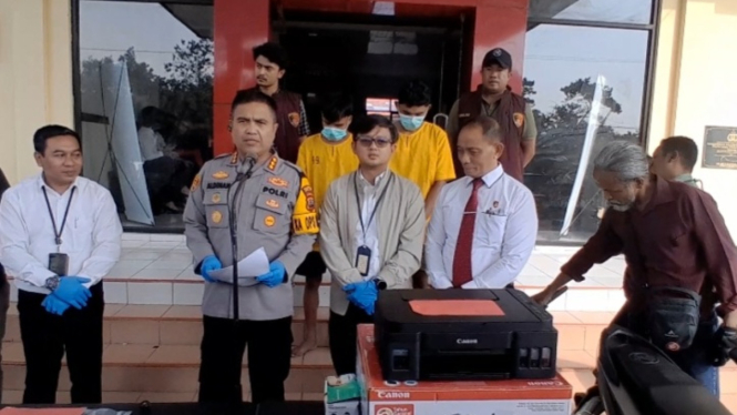 Polisi rilis 2 tersangka pencetak dan pengedar uang palsu di Kupang