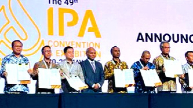[Kepala SKK Migas, Djoko Siswanto, bersama jajaran Direksi PHE dan para entitas bisnis usai penandatanganan 10 Perjanjian Jual Beli Gas di IPA Convex 2025, kawasan ICE BSD, Tangerang, Banten, Selasa, 20 Mei 2025