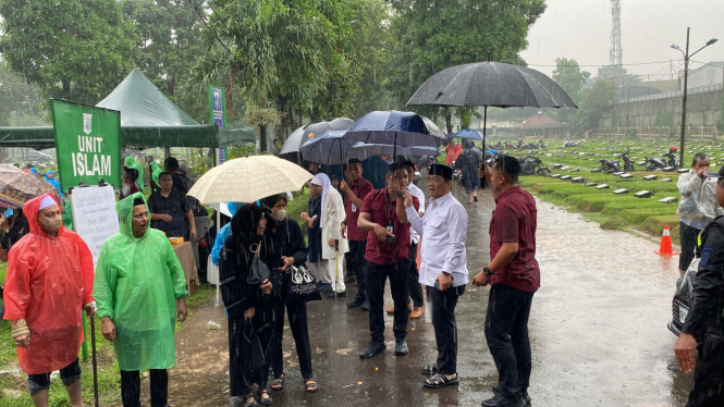 Wakil Menteri Desa dan Pembangunan Daerah Tertinggal Indonesia, Ahmad Riza Patria di TPU Jeruk Purut, Jakarta Selatan