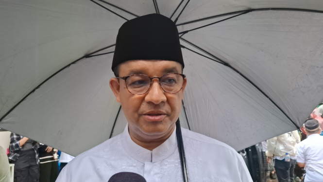 Anies Baswedan saat hadir di pemakaman suami Najwa Shihab di TPU Jeruk Purut, Jakarta Selatan