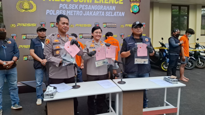 Polsek Pesanggrahan saat menggelar konferensi pers terkait kasus pencurian motor.