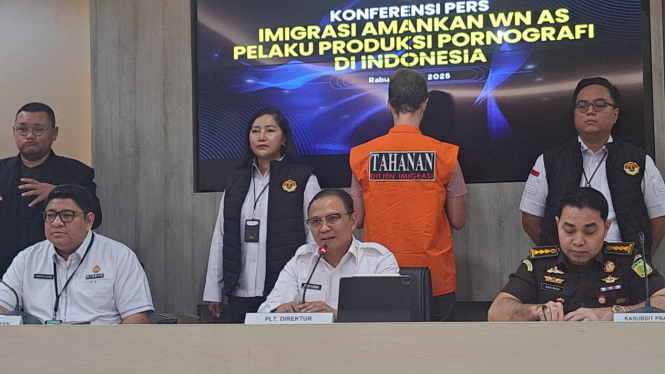 Pelaksana Tugas Direktur Jenderal Brigadir Jenderal Polisi Yuldi Yusman saat konferensi pers di Ditjen Imigrasi 