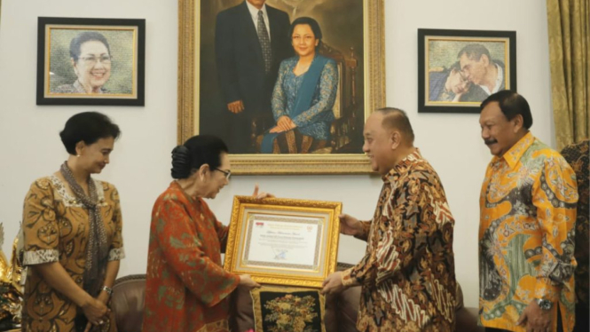 Ketum KONI, Marciano Norman Berikan KONI Lifetime Achievement Award