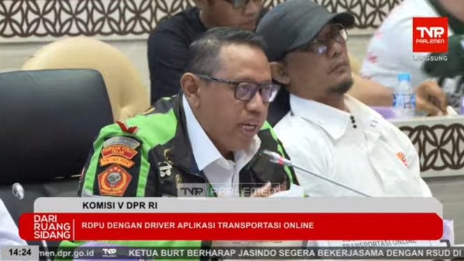 Perwakilan driver ojol, Raden Igun Wicaksono dalam rapat bersama Komisi V DPR RI di Kompleks Parlemen, Senayan, Jakarta Pusat (sumber: tangkapan layar YouTube TV Parlemen)