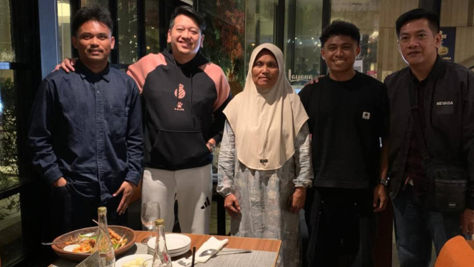 Saddil Ramdani bersama manajemen Persib (facebook Waode Olu) 