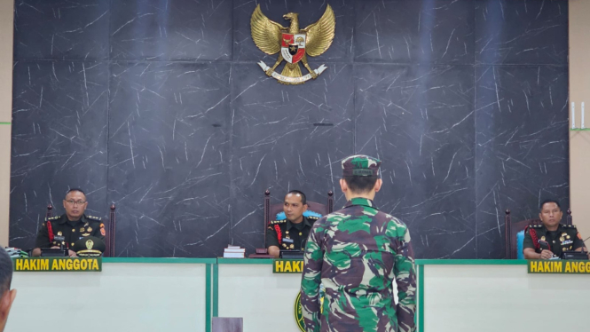 Oknum TNI AL, Kelasi Dua Dede Irawan menghadiri sidang tuntutan kasus pembunuhan sales mobil di Aceh Utara. VIVA/Dani Randi 