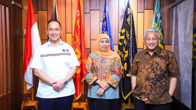  Ary Ginanjar Agustian bersama  Gubernur Jawa Timur, Khofifah Indar Parawansa