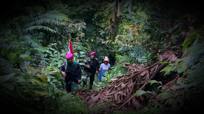 VIVA Militer: Susi bersama prajurit Marinir TNI di Pulau Berhala