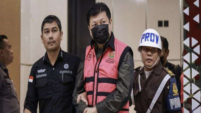Mantan Dirut Sritex Iwan Setiawan Lukminto (tengah) dikawal petugas.