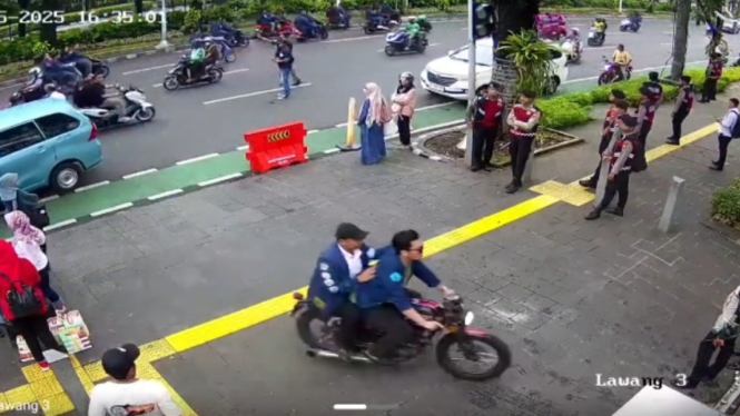 Dua mahasiswa bermotor saat hendak menerobos gerbang Balai Kota (dok. istimewa)