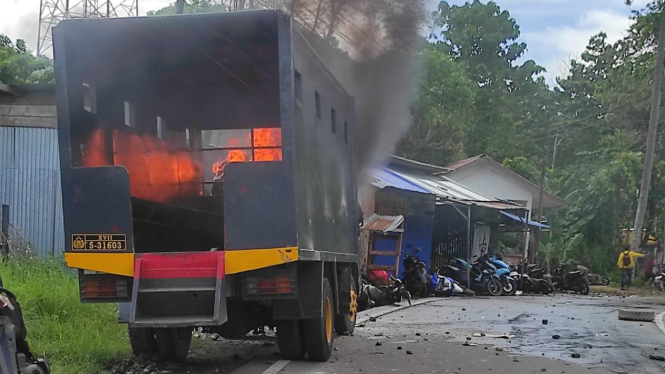 Mobil truk polisi yang dibakar mahasiswa saat demo di Universitas Cenderawasih Waena Jayapura