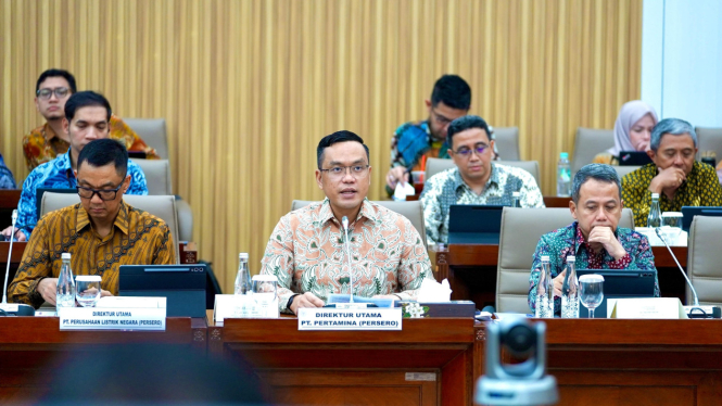 Direktur Utama Pertamina, Simon Aloysius Mantiri (tengah) 