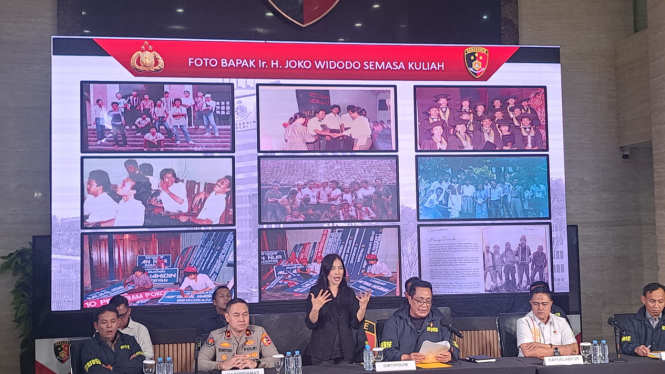 Foto-foto lawas Jokowi Semasa kuliah ditampilkan Bareskrim Polri saat konferensi pers 