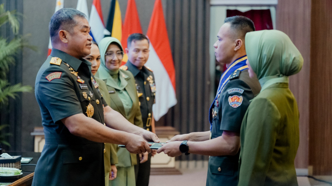 Kepala Staf Angkatan Darat, Jenderal TNI Maruli Simanjuntak beri anugrah ke lulusan terbaik Pendidikan Reguler angkatan ke LXV Seskoad