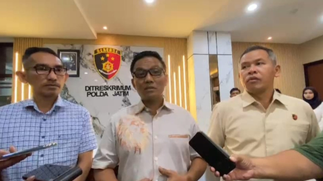 Wadirreskrimum Polda Jatim AKBP Suryono (tengah).