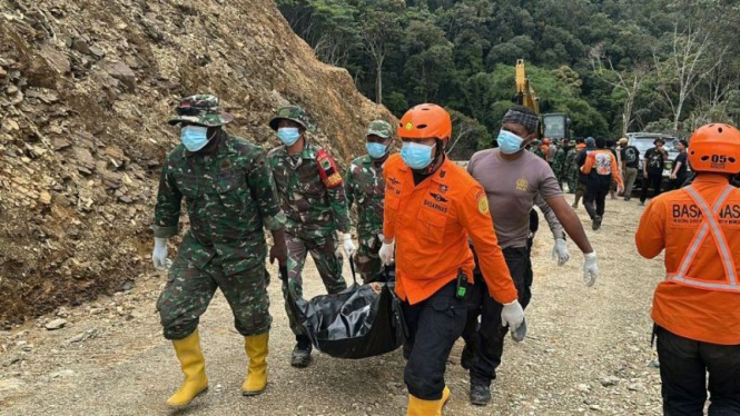 Tim gabungan evakuasi korban longsor di Pegunungan Arfak Papua Barat.