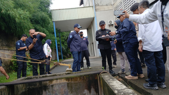 Menteri Lingkungan Hidup, Hanif Faisol Nurofiq sidak pabrik tekstil usai sebabkan warna air warga menjadi ungu