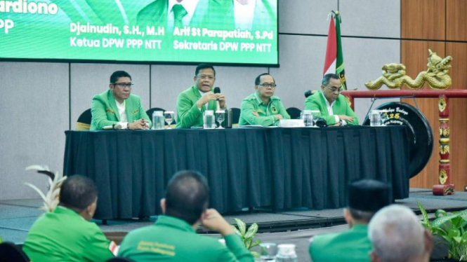 Plt Ketua Umum PPP Mardiono (tengah).