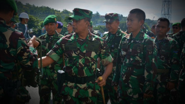 VIVA Militer: Brigjen TNI Totok sambut pasukan Yonif 10 Marinir