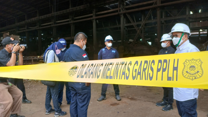 Menteri Lingkungan Hidup, Hanif Faisol Nurofiq tutup dan hentikan aktifitas pabrik peleburan baja PT Power Steel Mandiri, Kawasan Milenium, Tangerang