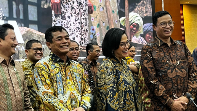 Direktur Jenderal Bea dan Cukai Djaka Budhi Utama (kiri), Menteri Keuangan Sri Mulyani (tengah), Direktur Jenderal Pajak Bimo Wijayanto (kanan)  