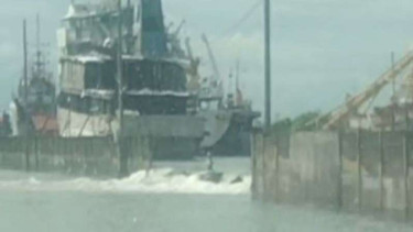Pagar laut Pelabuhan Tanjung Mas Semarang jebol dihantam gelombang pasang.