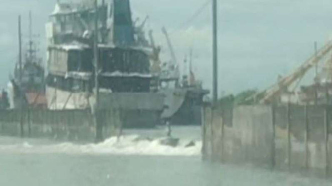 Pagar laut Pelabuhan Tanjung Mas Semarang jebol dihantam gelombang pasang.