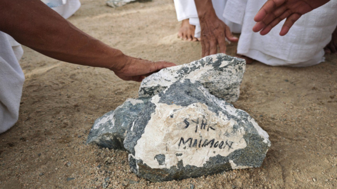 Jemaah ziarah ke makam KH Maimoen Zubair di Pemakaman Ma’la, Makkah, Arab Saudi