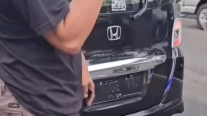 Mobil Honda gunakan pelat nomor kendaraan hitam full
