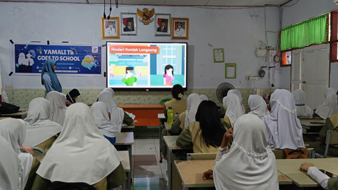 Edukasi di sekolah tentang penyakit TB.
