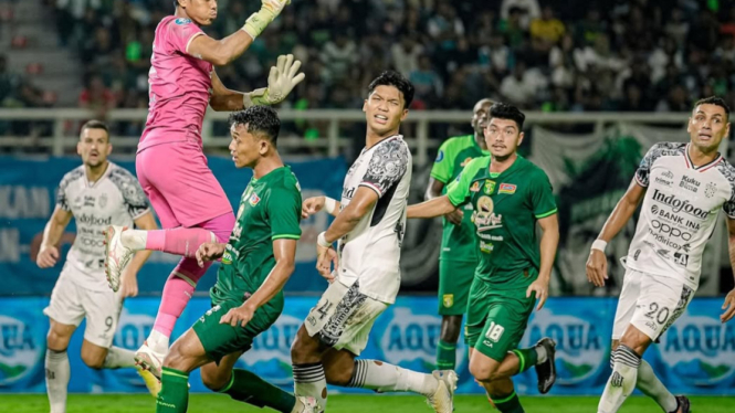 Kiper Persebaya Ramadhani Menghalau Bola Atas (Sumber: Instagram Persebaya).